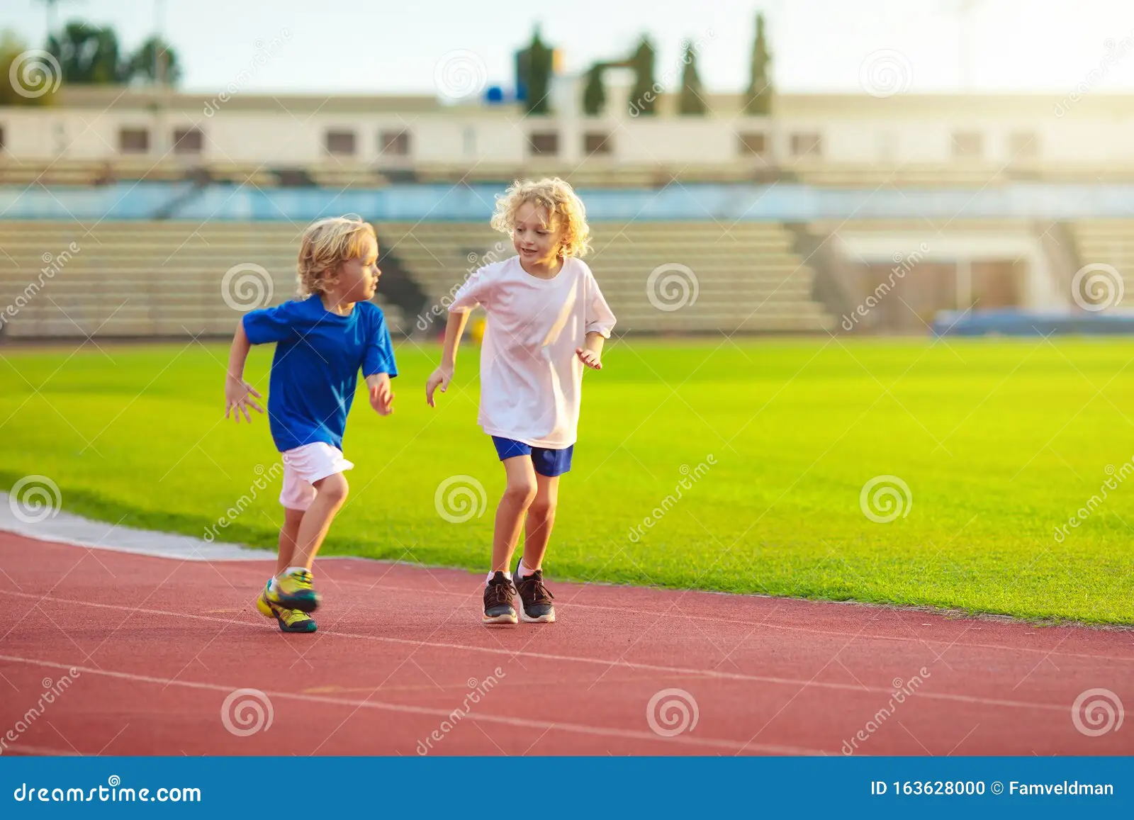 皇马本泽马梅开二度助球队取胜